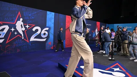 詹姆斯传球失误被断 怀特反击轻松得分