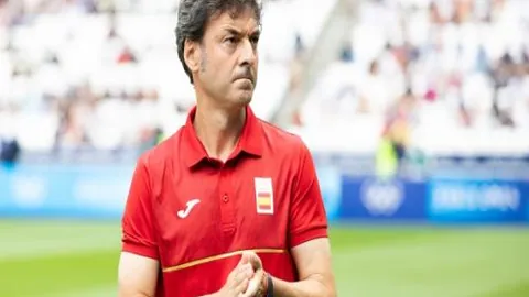 战国足6月首战：克鲁维特执教首月遭遇1-5惨败